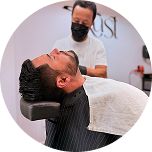 Cliente deixado na cadeira com a cabeça escorada para trás e tratamento de barba no rosto
